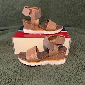 Hokus Pokus Wedge Sandal Taupe Size 8.5